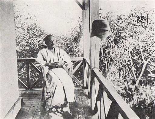 漱石山房での夏目漱石（1915年7月撮影）