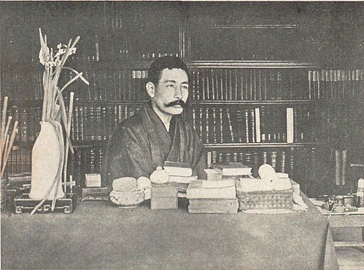 千駄木邸書斎の夏目漱石（1906年3月撮影）